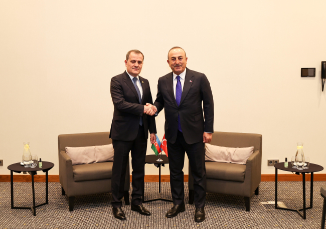 Azerbaycan Dışişleri Bakanı Ceyhun Bayramov (solda)