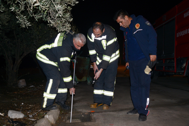 Manisa'da su kanalına düşen 3 köpek yavrusu kurtarıldı