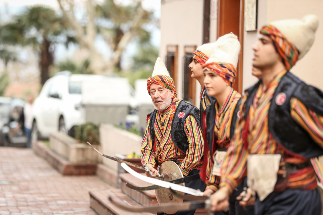 66 yıldır ''kılıçkalkan'' oyununu sergiliyor