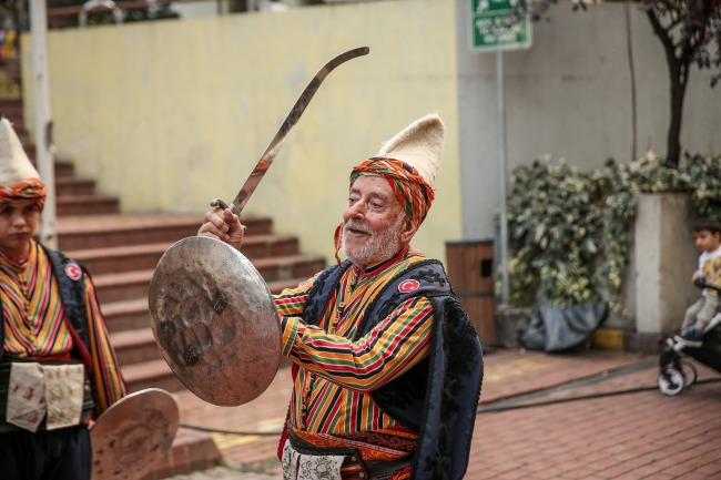 66 yıldır ''kılıçkalkan'' oyununu sergiliyor