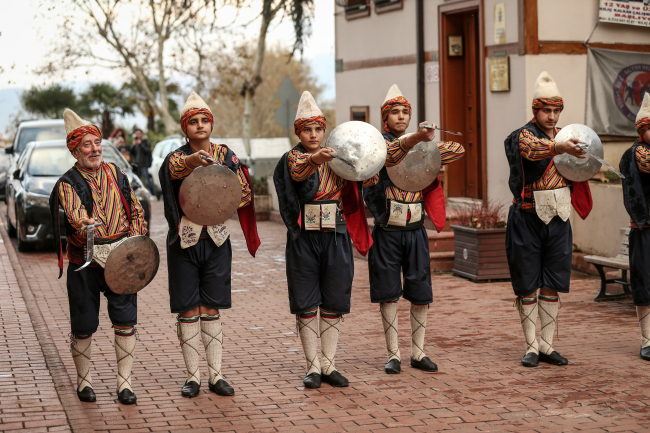 66 yıldır ''kılıçkalkan'' oyununu sergiliyor