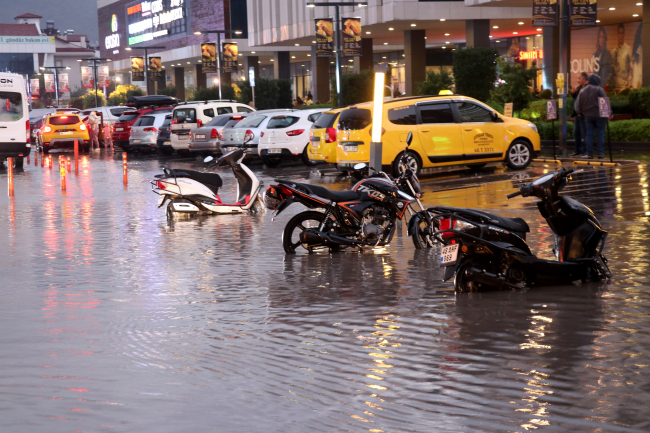 Muğla'yı sağanak vurdu, caddeler göle döndü