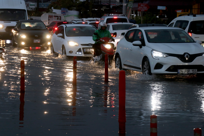 Muğla'yı sağanak vurdu, caddeler göle döndü