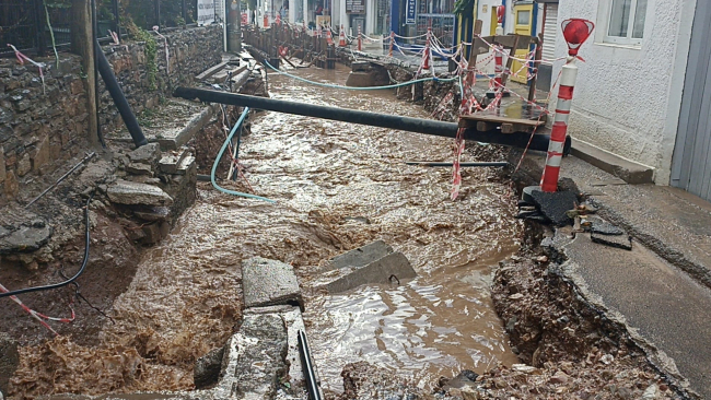 Muğla'yı sağanak vurdu, caddeler göle döndü