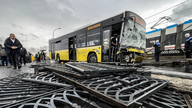 İETT otobüsü demir bariyere çarptı: 3 yaralı