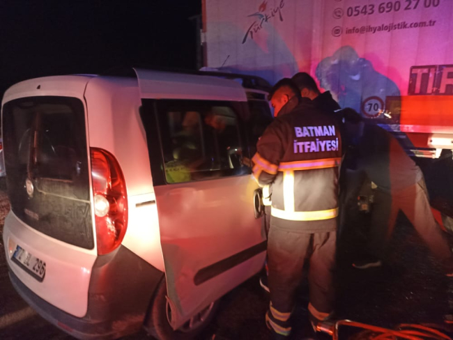 Batman'da hafif ticari araç tıra çarptı: 1 ölü, 4 yaralı