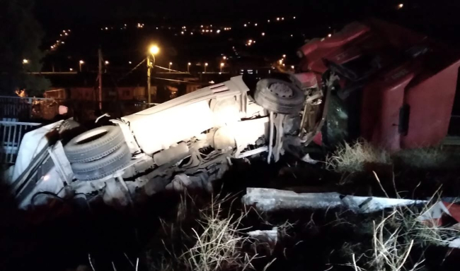 Sakarya'da otomobile çarpan tır devrildi