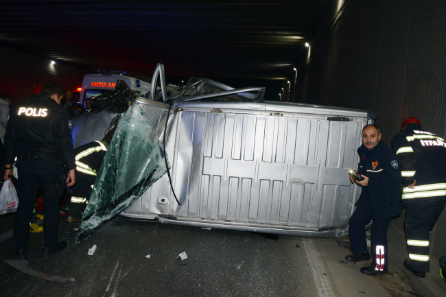 Manisa'da kamyonet ile minibüs çarpıştı: 4 yaralı