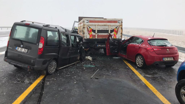 Kars'ta zincirleme kaza: 1'i ağır 3 yaralı