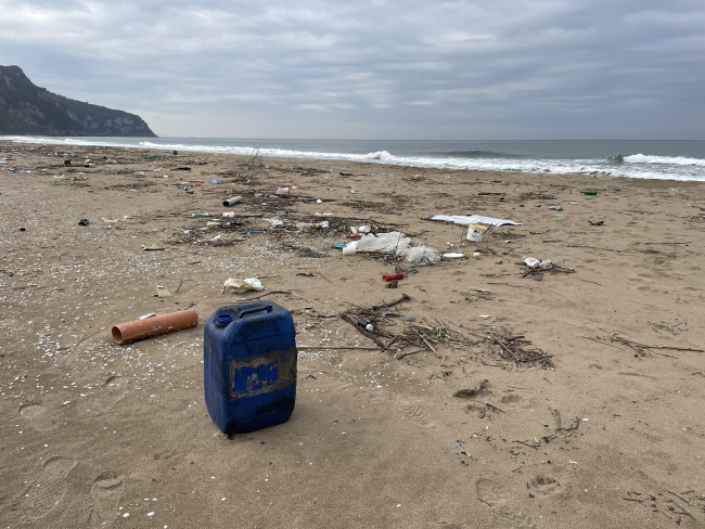 Bartın'da sürüklenen atıklar kirliliğe yol açtı