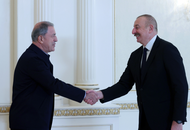 Aliyev, Bakan Akar ve komuta kademesini kabul etti