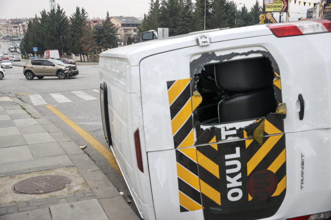 Ankara servis minibüsüyle otomobil çarpıştı: 3 yaralı