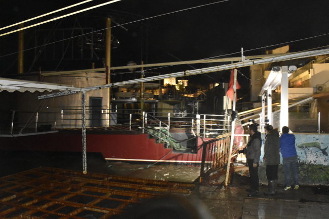 Muğla'da sürüklenen tekne işletmelere zarar verdi