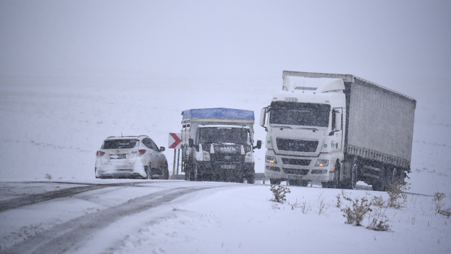 Kars'ta kar yağışı ulaşımı aksatıyor