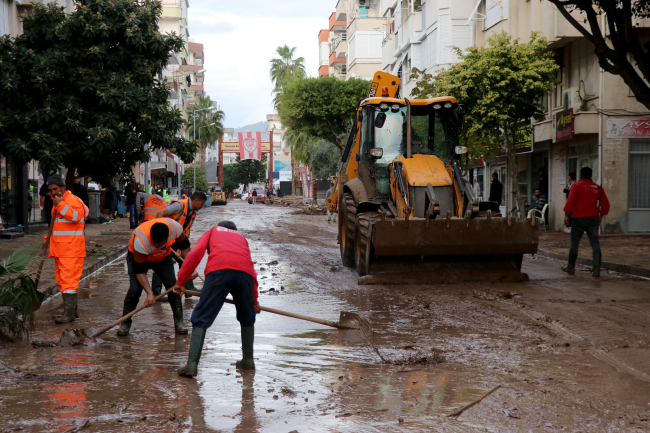Antalya'da selden etkilenen alanlarda temizlik çalışmaları sürüyor
