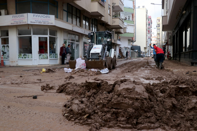 Antalya'da selden etkilenen alanlarda temizlik çalışmaları sürüyor