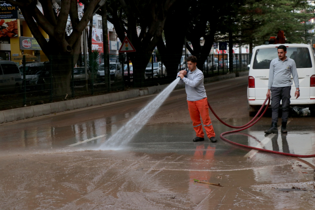 Antalya'da selden etkilenen alanlarda temizlik çalışmaları sürüyor