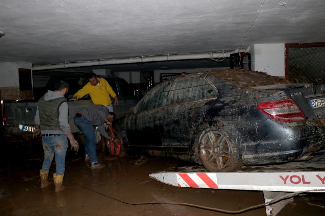 Antalya'da selden etkilenen alanlarda temizlik çalışmaları sürüyor