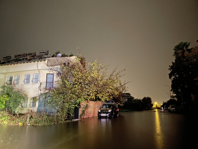 Fethiye'de sağanak: Bazı ev ve iş yerlerini su bastı
