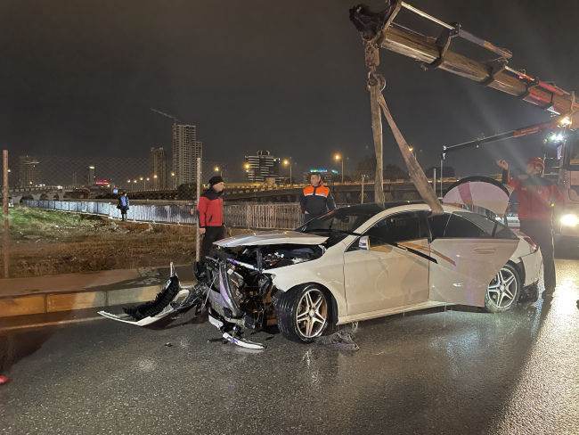 İzmir'de otomobil çaya düştü: 1 ölü, 3 yaralı