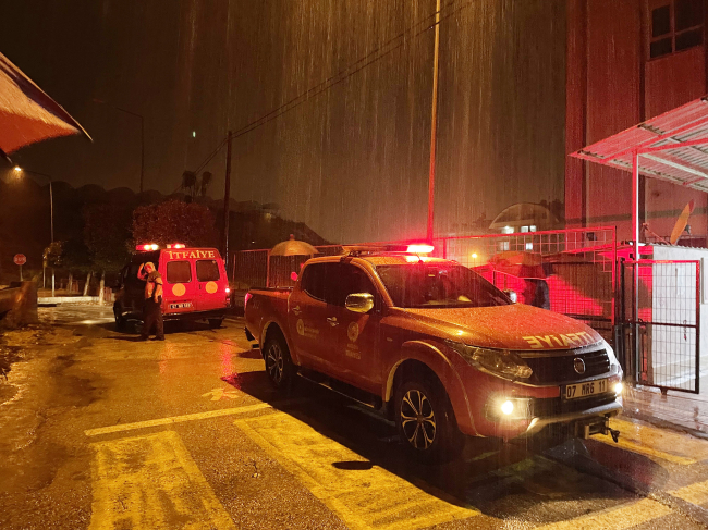 Alanya'yı sağanak vurdu, evleri su bastı