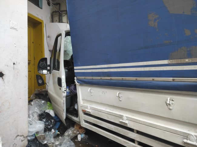 Kartal'da kamyonet evin duvarına çarptı: 2 yaralı