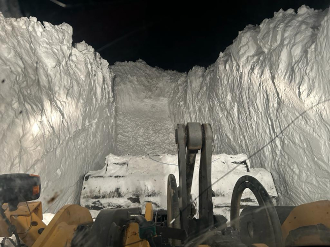 Hakkari'de karla mücadele mesaisi: Üs bölgesi yolunda 4 metreyi buldu