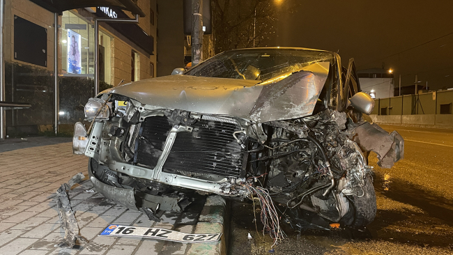 Bursa'da alkollü ve kolu alçılı sürücü durağa girdi