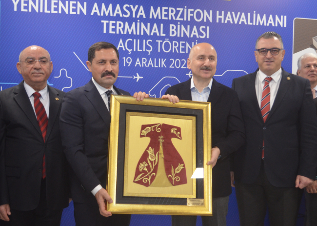 Bakan Karaismailoğlu: Başkaları kilometrelerce laf üretir, biz işimize bakarız