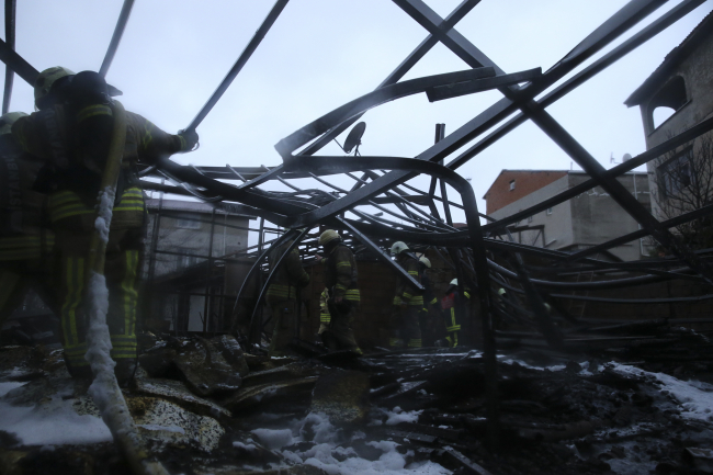 Sarıyer'de 8 binaya zarar veren yangın söndürüldü