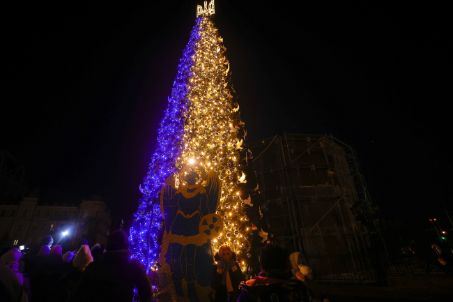 Savaşın gölgesindeki Ukrayna'nın ana noel ağacı jeneratör ile aydınlatıldı