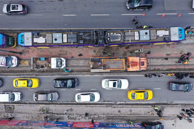 İstanbul'da raydan çıkan tramvay elektrik direğine çarptı