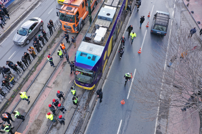 İstanbul'da raydan çıkan tramvay elektrik direğine çarptı