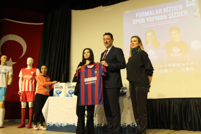 Bandırma Belediyesi'nden 29 okula spor malzemesi desteği