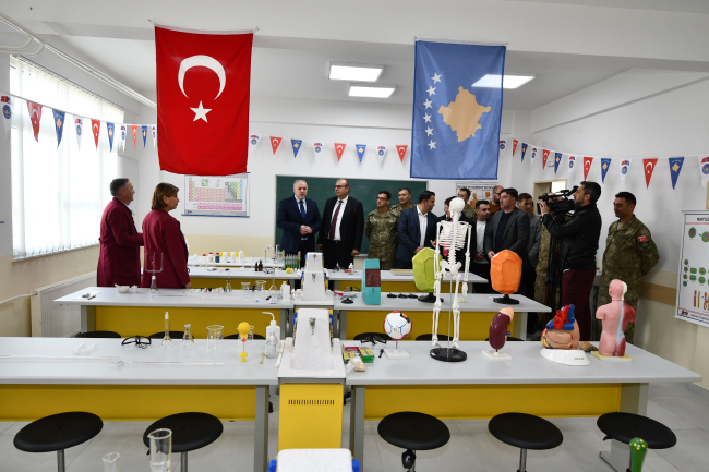 Türk askerinden Kosova'ya eğitim alanında destek