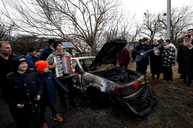 Ukrayna'da koro halka savaşın acısını unutturmak için yollara düştü
