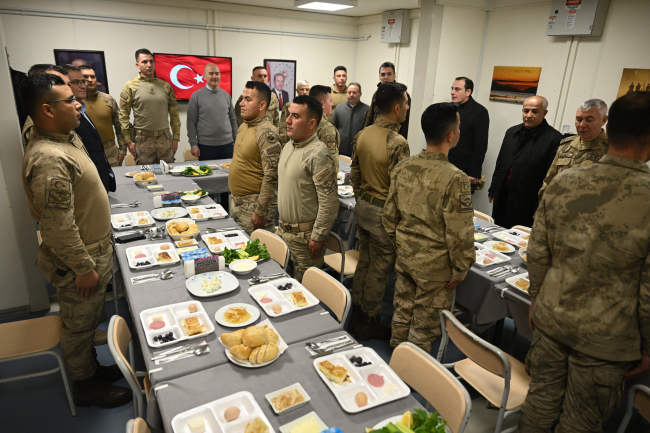 Bakan Soylu, jandarmalarla yeni yılın ilk kahvaltısını yaptı