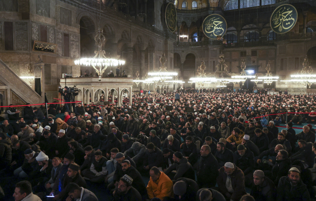Diyanet İşleri Başkanı Erbaş, Ayasofya'da gençlerle sabah namazında buluştu