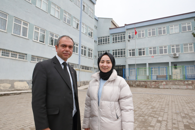 İlköğretim ve liseyi okuduğu okulda müdürlük yapıyor