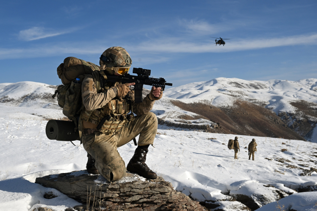 Jandarma timleri dağları teröristlere dar ediyor