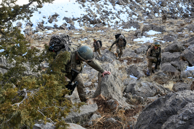 Jandarma timleri dağları teröristlere dar ediyor