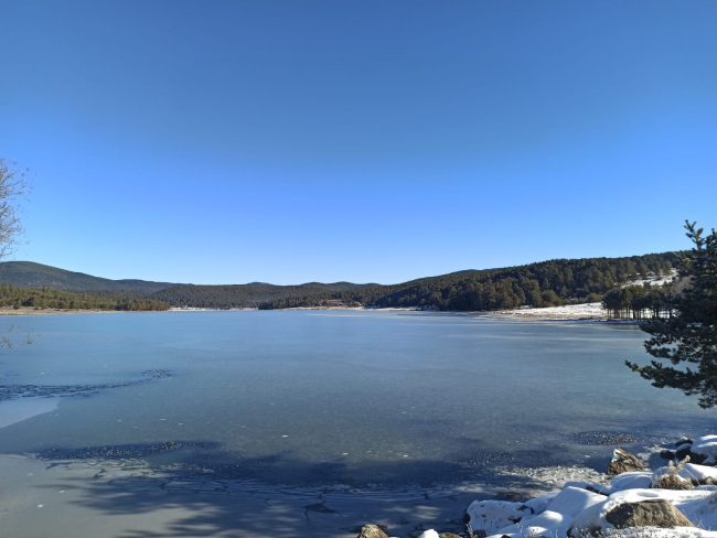 Aladağ Göleti'nin yüzeyi buz tuttu