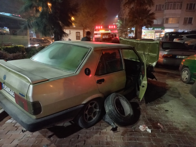 Manisa'da otomobil park halindeki araçlara çarptı: 2 kişi yaralı