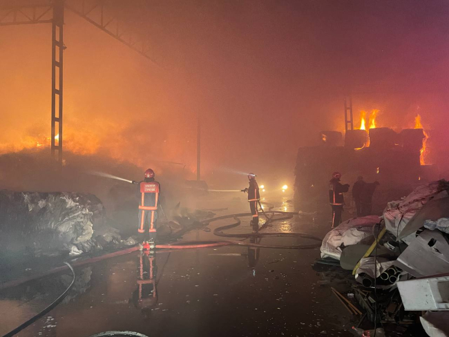 Sakarya'da geri dönüşüm tesisinde yangın