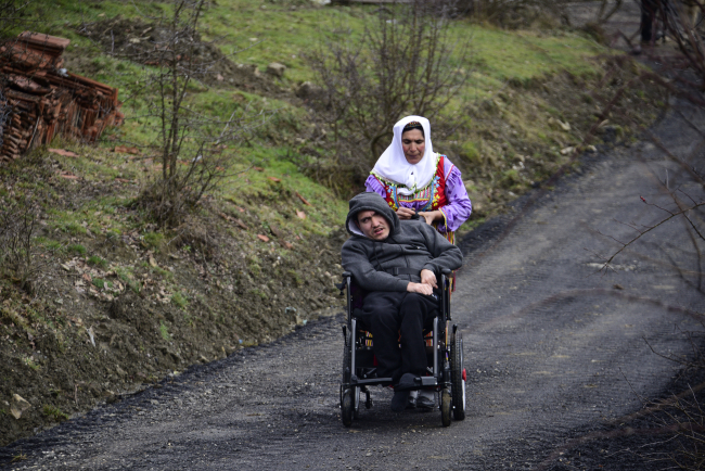 Annesinin sırtında taşıdığı Mehmet akülü tekerlikli sandalyesine kavuştu