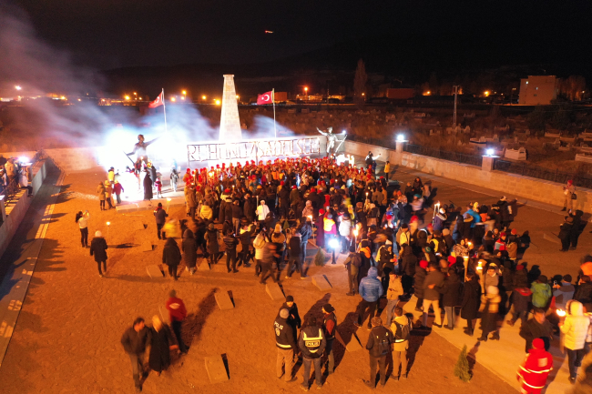 Sarıkamış şehitleri anısına meşaleli yürüyüş yapıldı