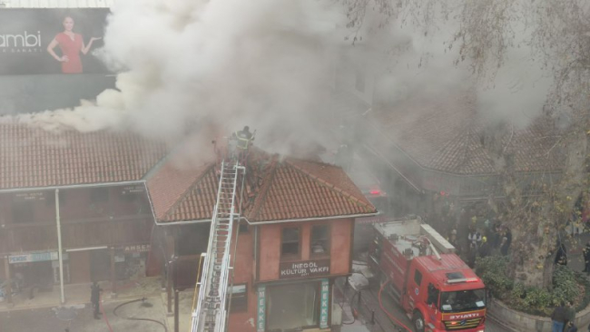 Bursa'da ahşap iş yerlerinin bulunduğu çarşıda yangın çıktı