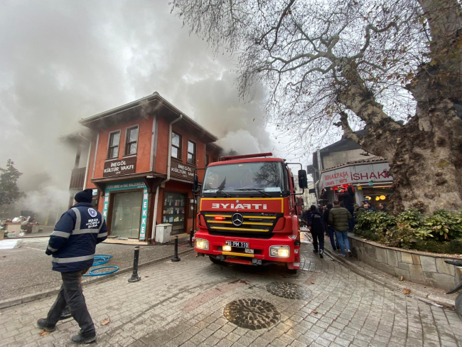 Bursa'da ahşap iş yerlerinin bulunduğu çarşıda yangın çıktı