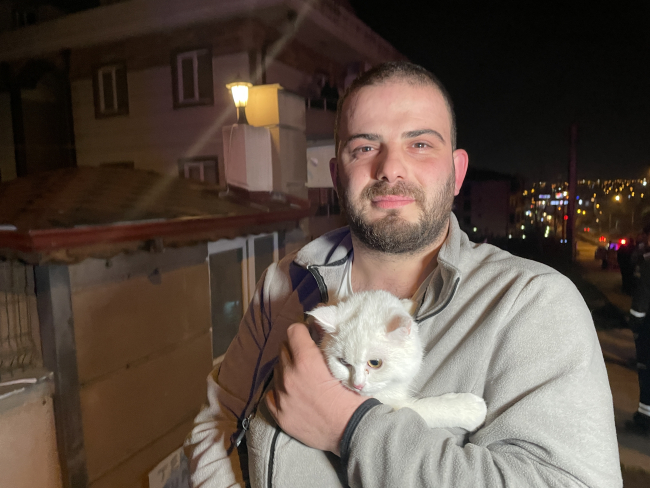 Sakarya'daki yangında mahsur kalanları itfaiye ekipleri tahliye etti