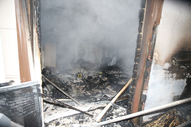 Sakarya'daki yangında mahsur kalanları itfaiye ekipleri tahliye etti